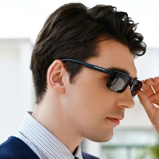 Présentation de la paire de lunettes de soleil Cyrus, verres polarisés anti-UV - lunettes solaires noires sur le nez d'un jeune homme élégant vu de profil