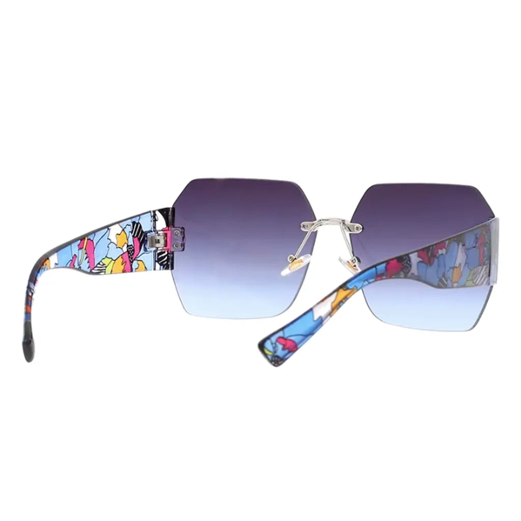 Lunettes de soleil géométriques avec une monture florale vue de l’arrière. Les branches sont décorées de motifs floraux colorés, ajoutant une touche de style artistique à ces lunettes modernes.