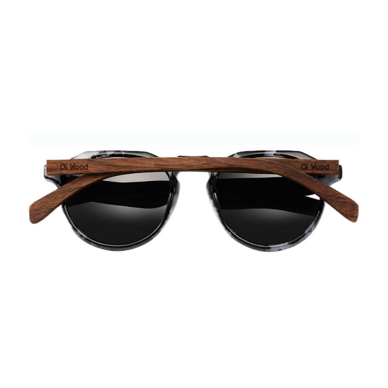 Vue arrière des lunettes de soleil écailles de tortue avec monture ronde et branches repliées en bois signé de la marque Oi Wood - unisexe - coloris verres polarisés gris
