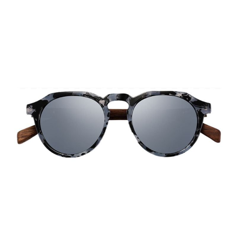 Vue de face d'une paire de lunettes de soleil rondes, monture en plastique PC au motif écailles de tortue noir et gris avec branches repliés en bois - unisexe - coloris verres polarisés argent