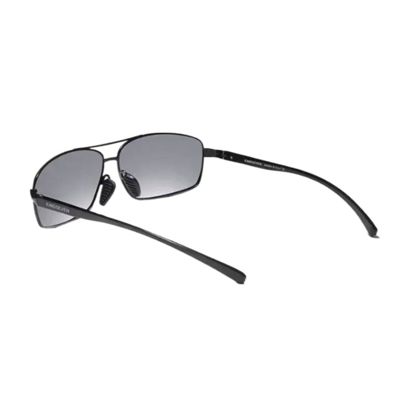 Vue arrière de trois-quart d'une paire de lunettes à verres polarisés de forme rectangle, ses angles son arrondis et sa monture légère en aluminium de couleur noire
