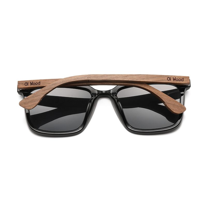 Vue arrière des lunettes de soleil voyageur avec branches repliées en bois signé de la marque Oi Wood - unisexe - coloris verres polarisés gris