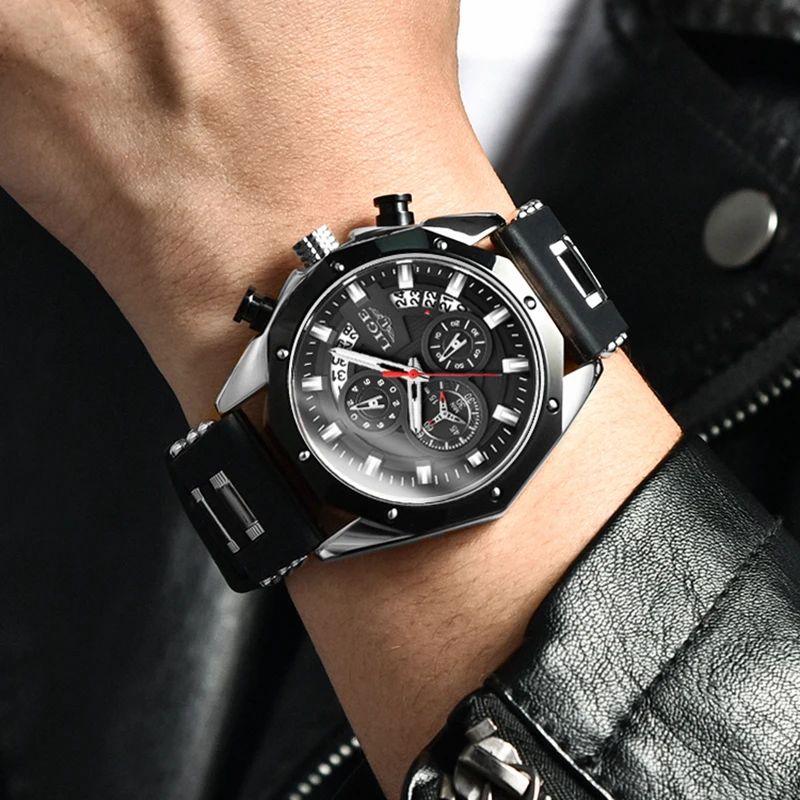 Montre chronographe pour homme présenté sur un poignet d'homme au blouson en cuir noir, son grand cadran est noir, son boiter, ses aiguilles et ses index luminescents sont de couleur acier - le bracelet original est en silicone noir -modèle Lige oceanmaster