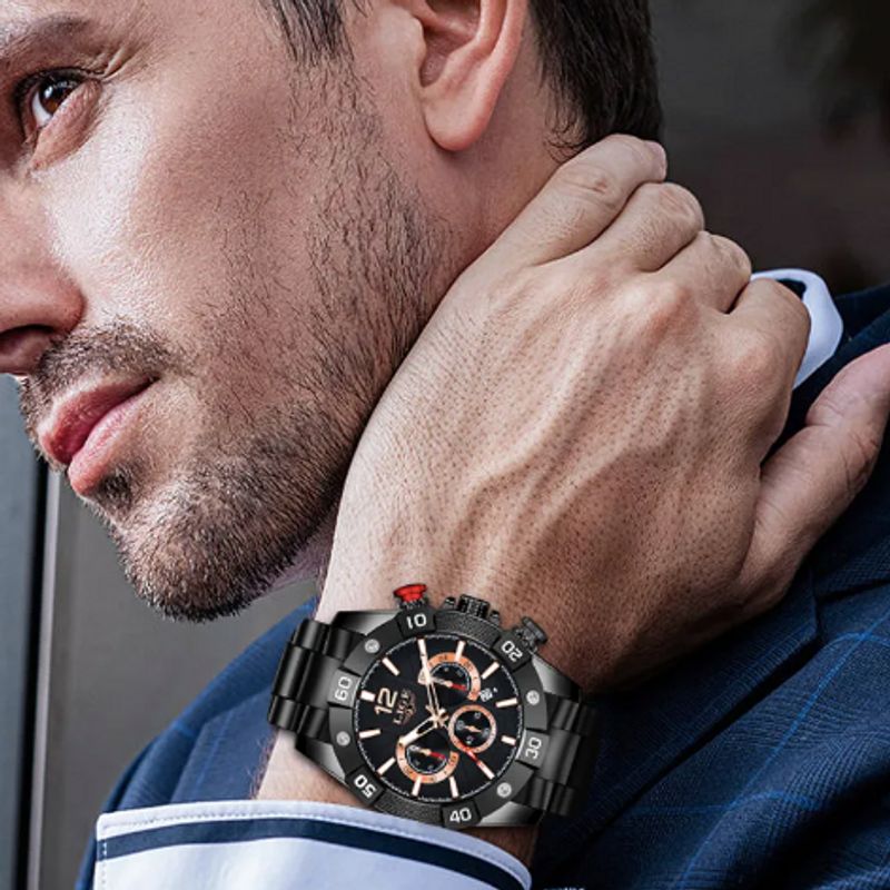 Montre chronographe de la marque top Lige sur le poignet d'un bel homme - boitier et bracelet en acier inoxydable -couleur noir et or rose