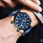 Montre chronographe avec grand cadran bleu présenté sur un poignet d'homme vêtu d'une veste grise et d'un chemise blanche à rayure, son boitier, ses aiguilles, sa couronne et sa boucle ardillon sont de couleur or, son bracelet souple en silicone est bleu - Lige OceanMaster