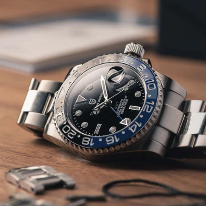 Montre hommage à la GMT Master II de chez Rolex signé par Pagani design - montre de qualité inspiré des couleurs Batman Bleu et noir