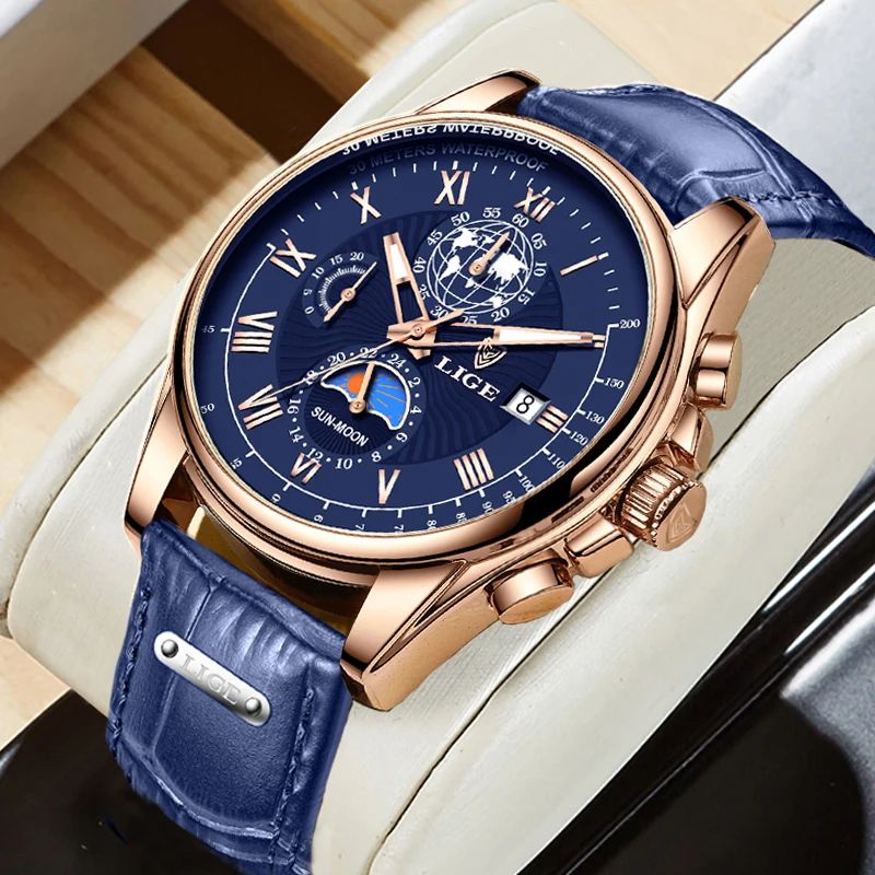 Montre chronographe pour homme élégant avec bracelet en cuir bleu éclatant présenté autour d'un support en cuir blanc - Modèle Lige Urban Chrono