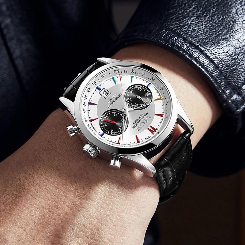 Montre Lige Chrono Flyback blanche avec bracelet en cuir noir portée sur un poignet d'homme.