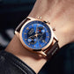 Montre Lige Chrono Flyback bleu avec bracelet en cuir marron portée sur un poignet d'homme.