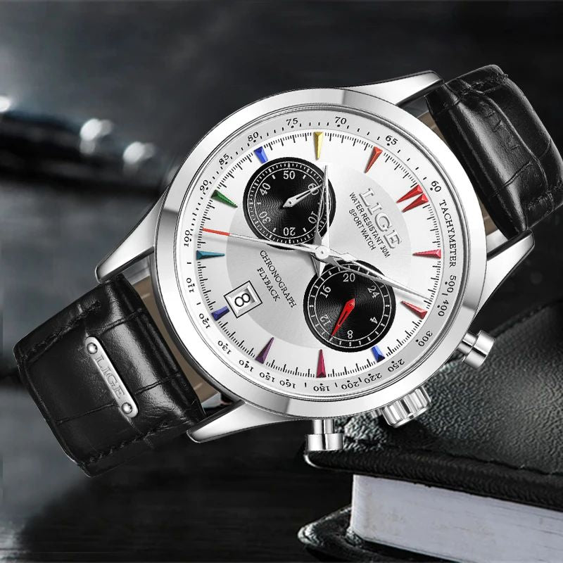 Montre Lige Chrono Flyback, cadran blanc avec des index de couleur vives relevé par un bracelet en cuir noir, inclinée et posée sur un bloc-note en cuir noir cette montre est conçue pour les hommes modernes.