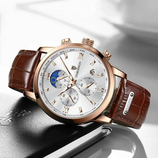 Montre Lige Design Pro pour homme, chronographe avec phase de lune, cadran blanc, bracelet en cuir marron, posée horizontalement sur un bloc-note en cuir noir.