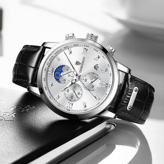 Montre Lige Design Pro pour homme avec chronographe et phase de lune, présenté horizontalement sur un bloc-note à reliure en cuir noir, son bracelet est en cuir noir et son cadran de couleur blanc