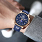 Montre chronographe pour homme business avec bracelet en cuir bleu autour d'un poignet d'un homme portant une veste de costume d'été grise - Lige Urban Chrono