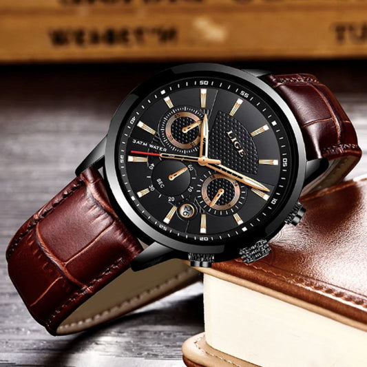 Montre Markus chronographe à quartz avec bracelet en cuir marron appuyé sur l'angle d'un boitier en cuir, son boitier, ses aiguilles et ses index de couleur or sont en acier inoxydable - cadran coloris noir - Lige