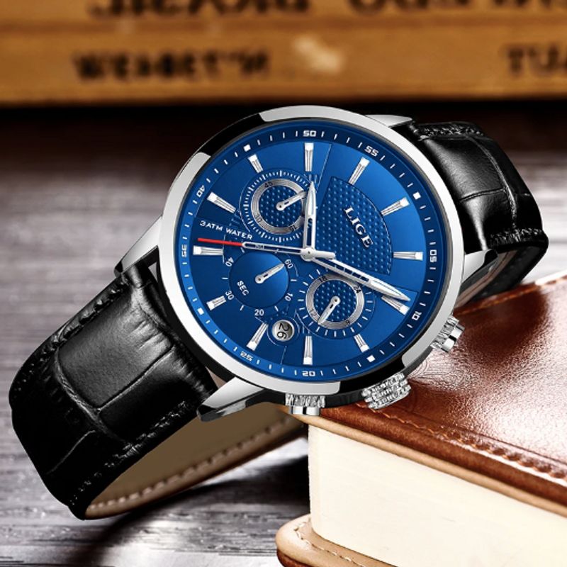 Montre Markus chronographe à quartz avec bracelet en cuir noir appuyé sur l'angle d'un boitier en cuir, son boitier, ses aiguilles et ses index de couleur acier sont inoxydable - cadran coloris bleu