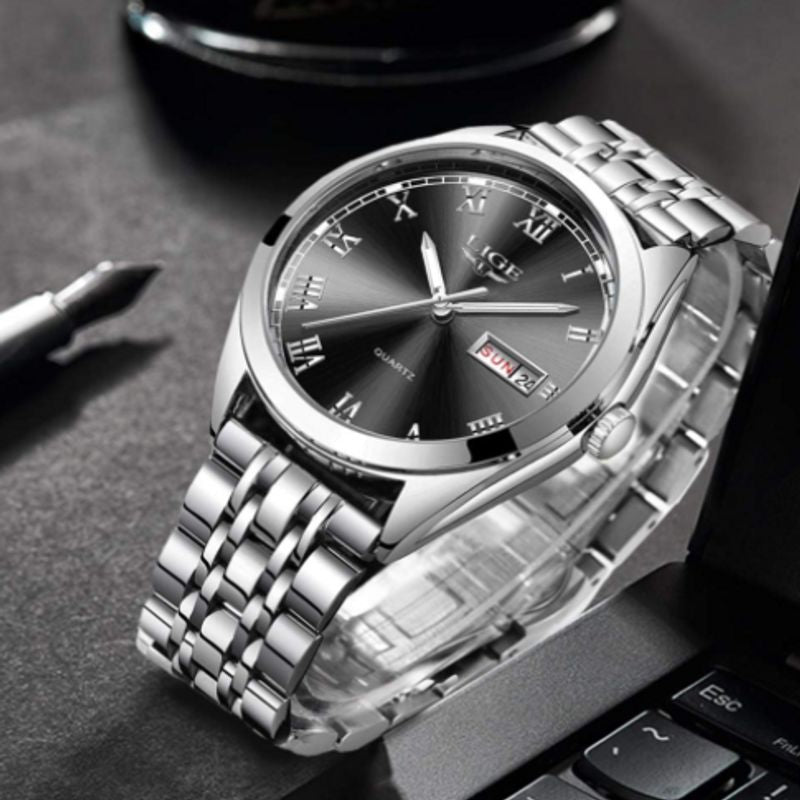 Montre Jordan mouvement à quartz de qualité japonaise  présenté sur un support en plastique rond transparent, son cadran de couleur noir met en valeur ses aiguilles et ses chiffres romains de couleur argent  - Montre bracelet masculine en acier inoxydable argenté et poli  - marque Lige