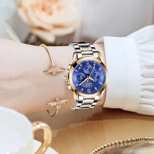 Vue d'une montre Rebecca de chez lige au poignet d'une femme - bracelet en acier inoxydable - couleur bleu et or rose