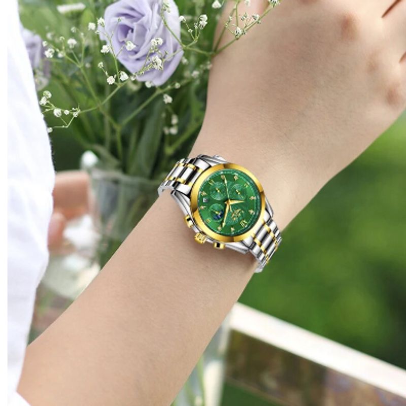 Vue d'une montre Rebecca de chez lige au poignet d'une femme - bracelet en acier inoxydable - couleur vert et or