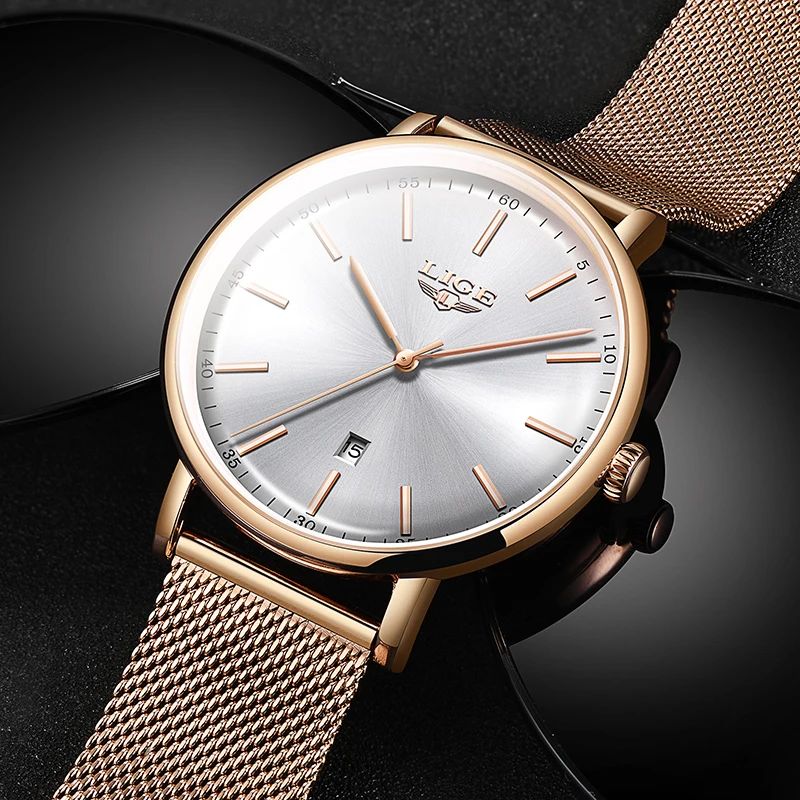 Montre Top Charme posée sur une paire de lunette de soleil aviateur, son bracelet maille milanaise de couleur or rose et son cadran blanc et ses aiguilles dorées en font un accessoire de mode classe, très prisés - pour femme