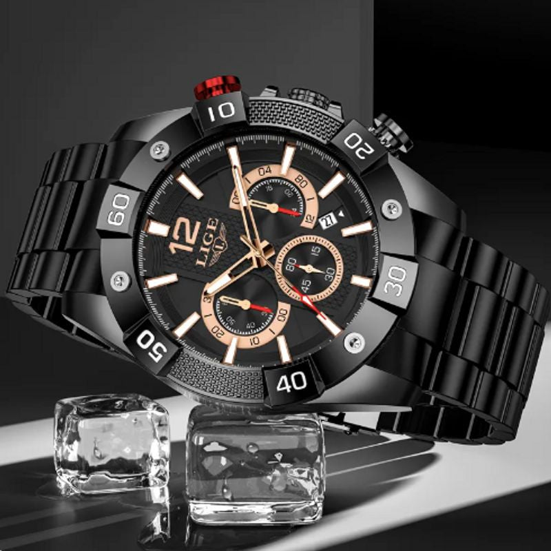 Montre top chronographe en acier inoxydable de qualité, montre lige de couleur noir et or reposant sur un support en glace - bracelet à fermoir déployant en acier tout noir