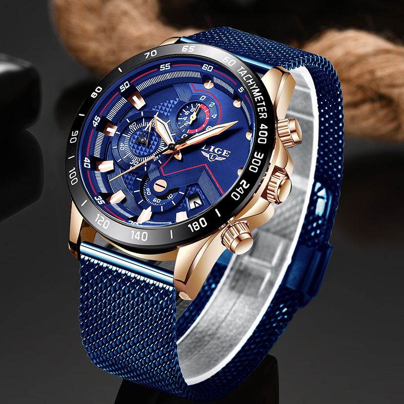 Montre top tachymètre à quartz présenté sur un support rond en plastique dur, son cadran et son bracelet maille milanaise de couleur bleu, son boitier, sa couronne et ses poussoirs or rose en acier inoxydable sont pourvus de détails de qualité - design sport signé Lige