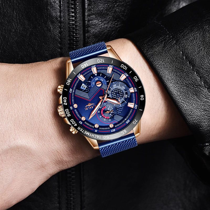 Montre top tachymètre à quartz présenté sur un poignet d'homme portant un blouson de cuir noir , son cadran et son bracelet maille milanaise de couleur bleu, son boitier, sa couronne et ses poussoirs or rose en acier inoxydable sont pourvus de détails de qualité - design sport signé Lige