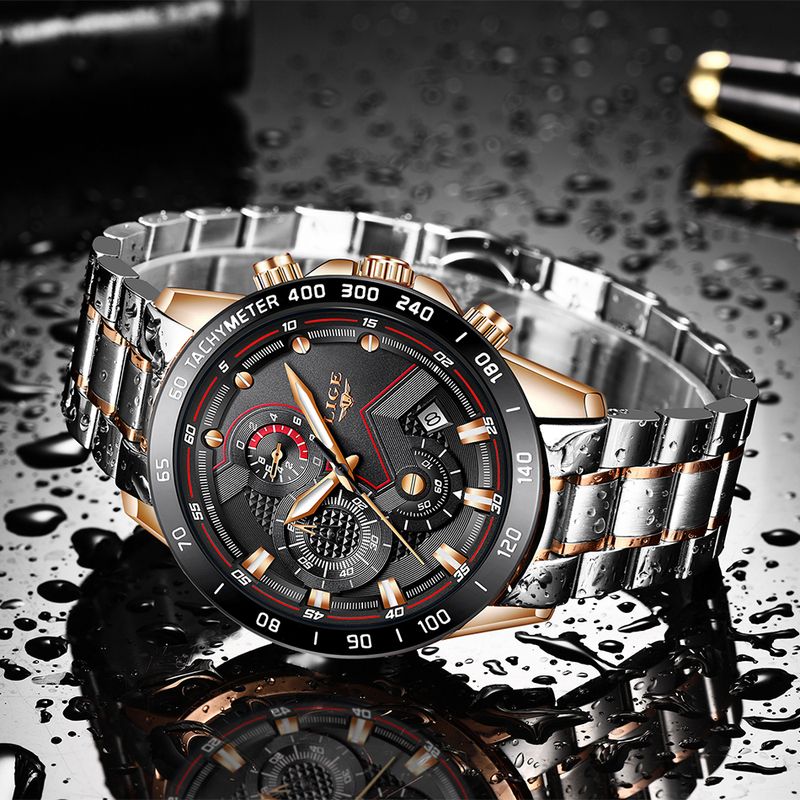 Montre sport top tachymètre waterproof 3ATM à cadran noir présenté sur un plan brillant noir arrosé d'eau, son bracelet et en acier inoxydable - une couronne et deux poussoirs fonctionnels de couleur or subliment cette superbe montre de marque Lige