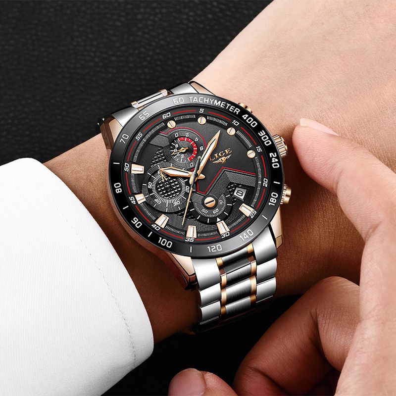 Montre sport top tachymètre à cadran noir présenté sur un poignet d'homme en chemise blanche, son bracelet et en acier inoxydable - une couronne et deux poussoirs fonctionnels de couleur or subliment cette superbe montre de marque Lige