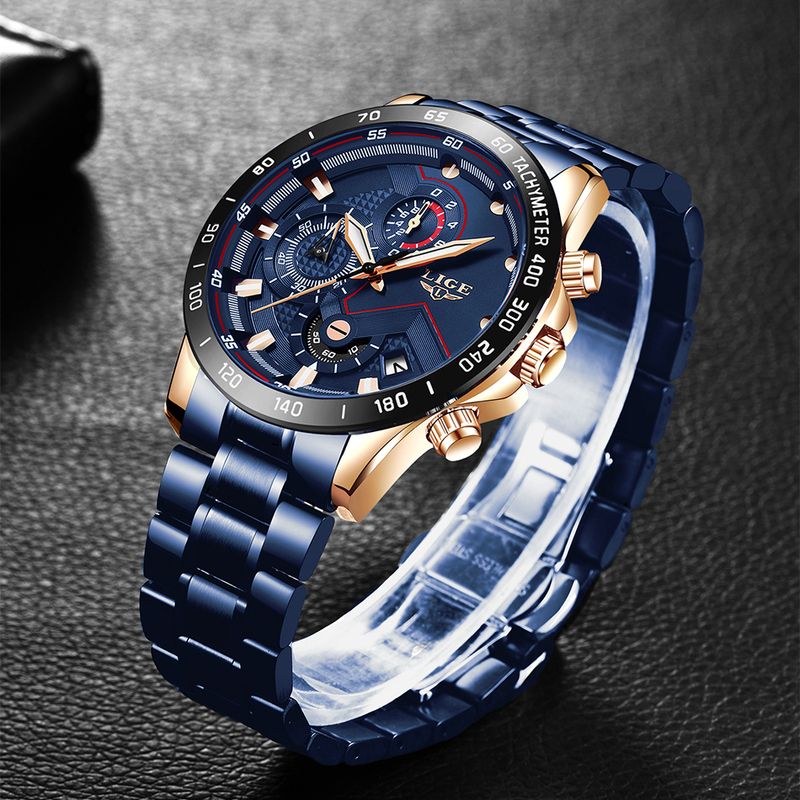 Montre top tachymètre de sport à quartz pour homme, présenté en position droite su plan de travail de couleur noir, son cadran, son bracelet et sa boucle papillon sont bleu et le tout en acier inoxydable