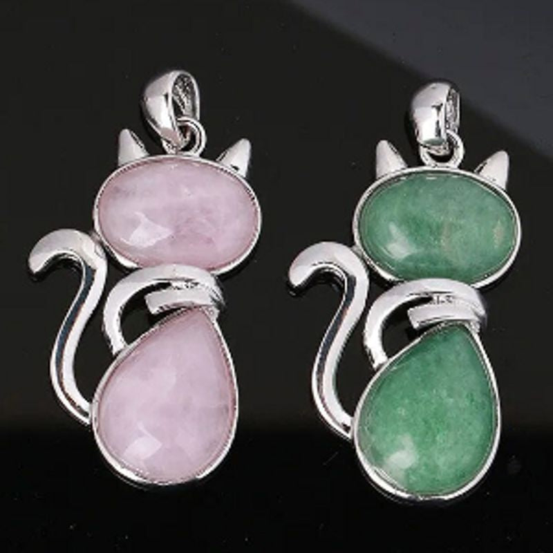 Vu de deux Pendentifs Chat Rock argenté, métal plaqué platine avec pierre semi-précieuse, l'un en quartz rose et l'autre en aventurine verte - bijoux pour femme