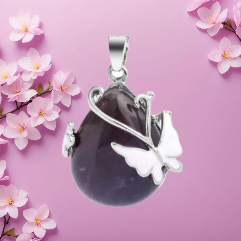 Pendentif en forme de goutte d'eau en pierre naturelle Améthyste de couleur violette ornée d'un papillon et d'une fleur argenté en métal plaqué platine