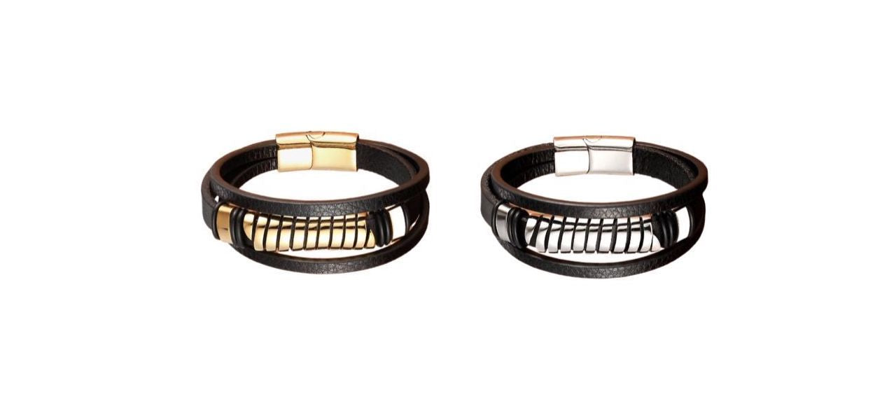 Deux bracelets spirale acier avec perle tube ajourée, dorée et argentée. Multilanère en cuir noir. Fermoir magnétique en acier inoxydable de couleur or et argent.