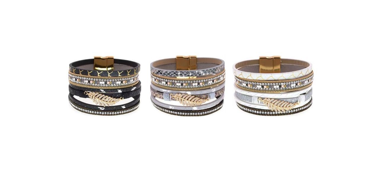 Trois bracelets bohèmes chics, wrap multilanière en cuir PU imprimer avec breloque, charm feuille de fougère dorée et ornée de strass en cristal, leur fermoir magnétique est de couleur or. Couleur cuir, noir, gris et blanc.