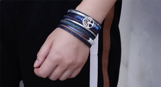 Vidéo courte de présentation du bracelet femme arbre de vie, wrap bohème avec perles et mantras de gratitude - multilanière en cuir PU tenue par un fermoir magnétique en métal.