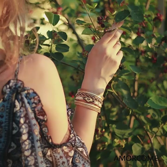 Video courte du bracelet wrap miyuki mauvais œil, multilanière en cuir PU enroulé autour d'un poignet d'une femme vêtue d'une robe bohème, son fermoir magnétique est de couleur or - coloris principal beige.