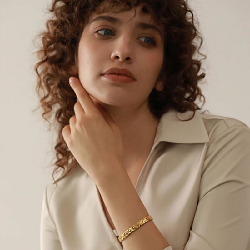 Présentation en gros plans du bracelet chaîne à maillons brique en acier inoxydable plaqué or - bijou raffiné pour femme