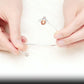 Démonstration sur la flexibilité du bracelet manchette en argent sterling 925 avec abeille et son essaim en zircone et cristal - bijou minimaliste pour femme