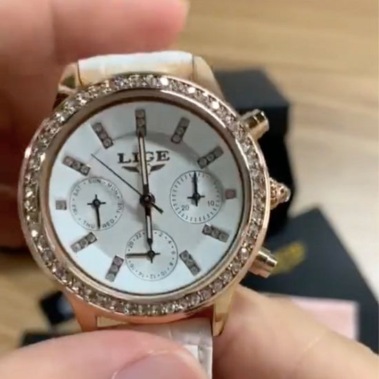 Vidéo de présentation de la LIGE Diana Cristal, montre pour femme avec brillants, chic et élégante grâce à son boitier doré, son cadran et son bracelet blanc.