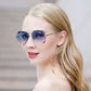 Vidéo courte d'une belle femme blonde élégante exhibant une paire de lunettes de soleil pilote sans monture, verres percés dégradés de couleur bleu et branches en métal de qualité - Kingseven