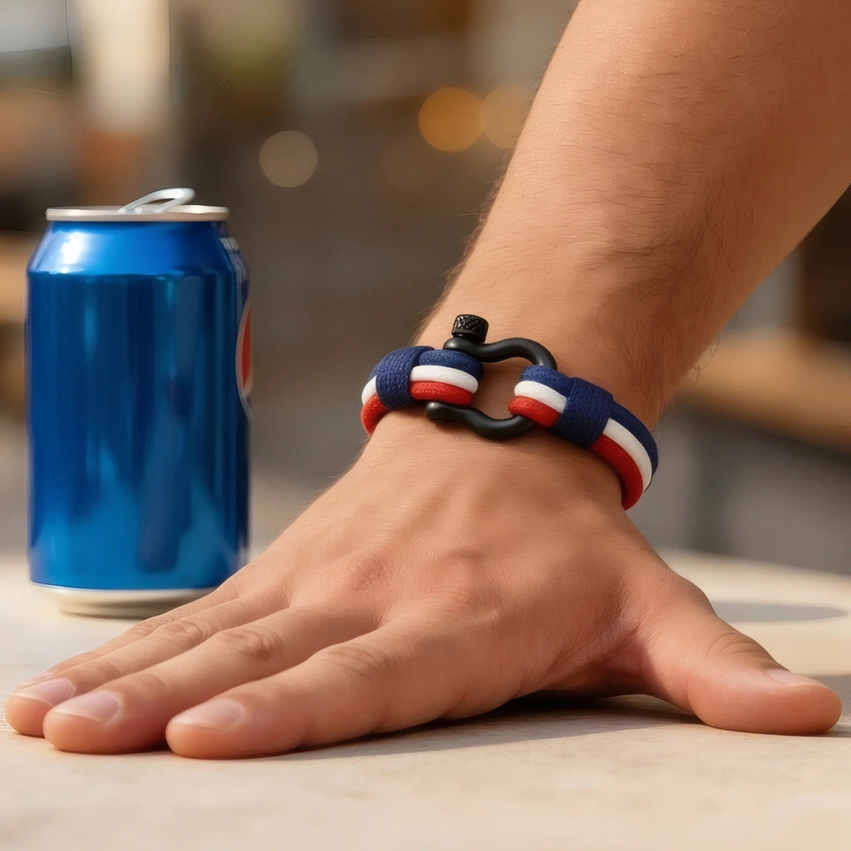 Repère taille bracelet cordon nylon multi-rangs brins serrés porté main posée à plat table Navarch.
