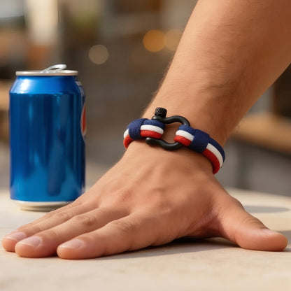 Repère taille bracelet cordon nylon multi-rangs brins serrés porté main posée à plat table Navarch.