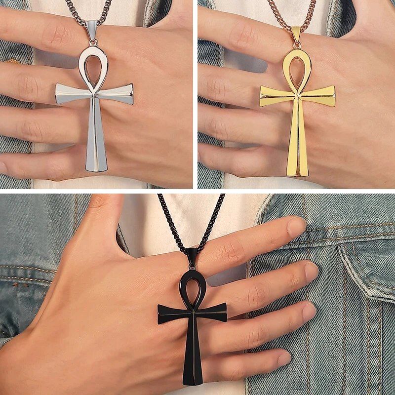 Vu de trois colliers suspendus au cou de trois hommes, avec pendentifs croix ankh symbole de vie égyptien en acier inoxydable, disponible en trois coloris, argent, or ou noir
