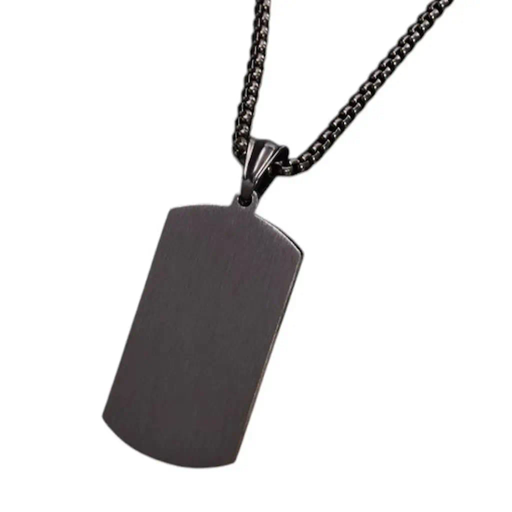 Gros plan arrière, vue du verso du collier pendentif oblong avec plaque d'identité géométrique en acier inoxydable - zircone - acier et noir.