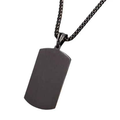 Gros plan arrière, vue du verso du collier pendentif oblong avec plaque d'identité géométrique en acier inoxydable - zircone - acier et noir.
