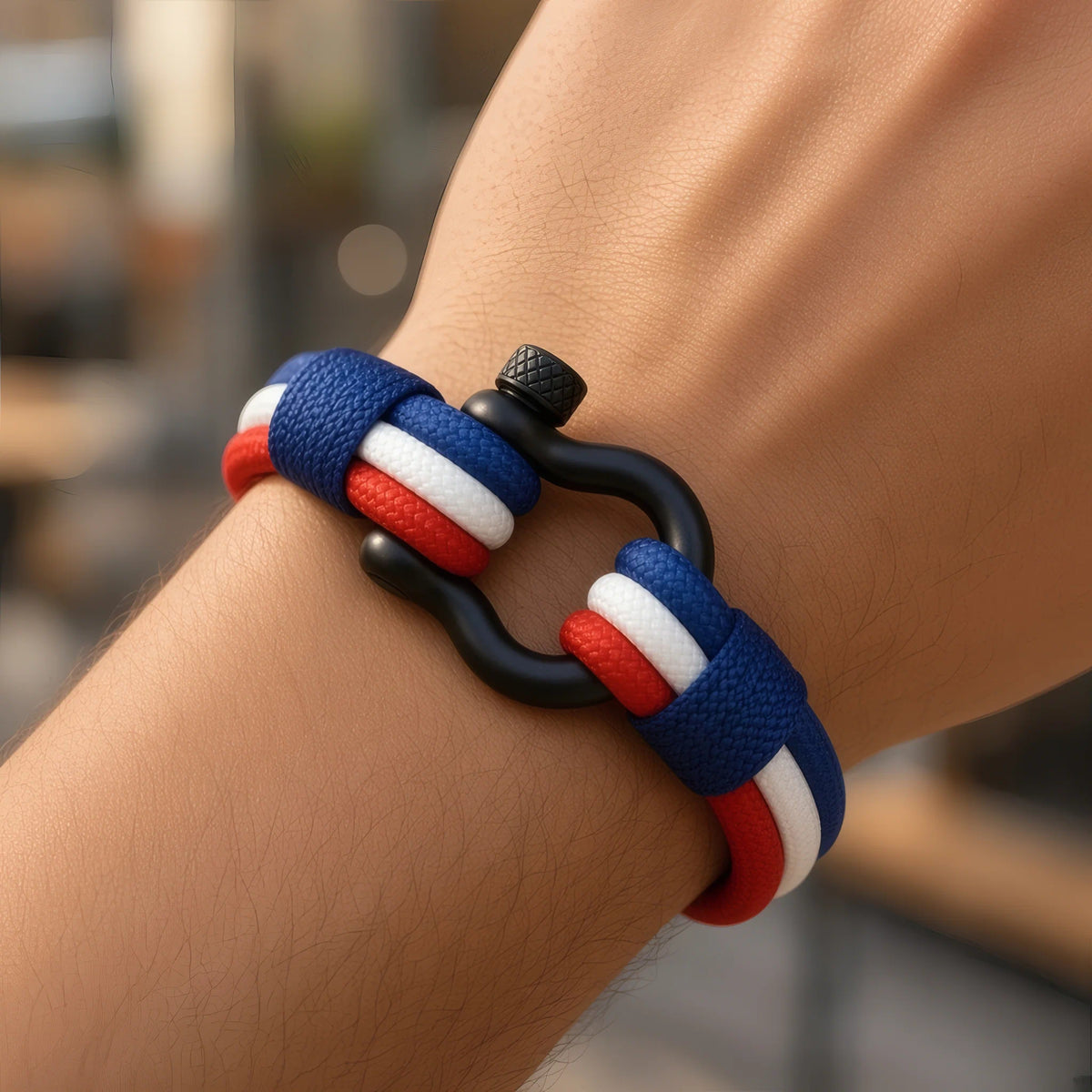 Vue portée bracelet cordon nylon multi-rangs tricolore France fermoir manille acier noir poignet style Navarch.