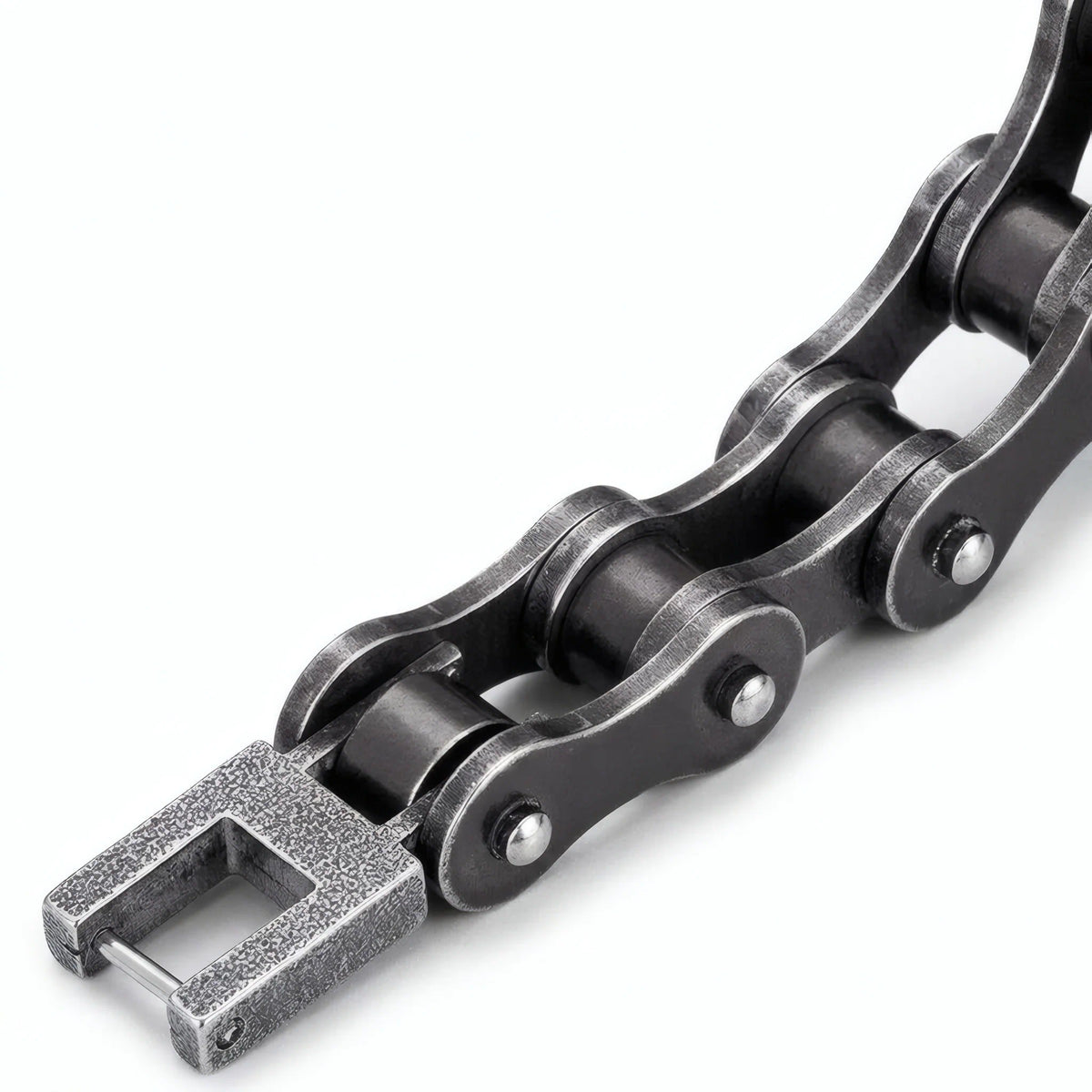 Zoom détaillé sur la texture des maillons robustes du bracelet chaîne moto Kaelis acier.