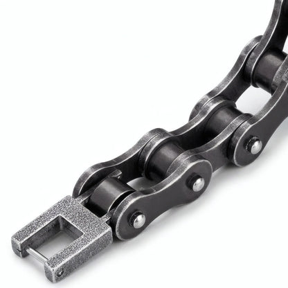 Zoom détaillé sur la texture des maillons robustes du bracelet chaîne moto Kaelis acier.