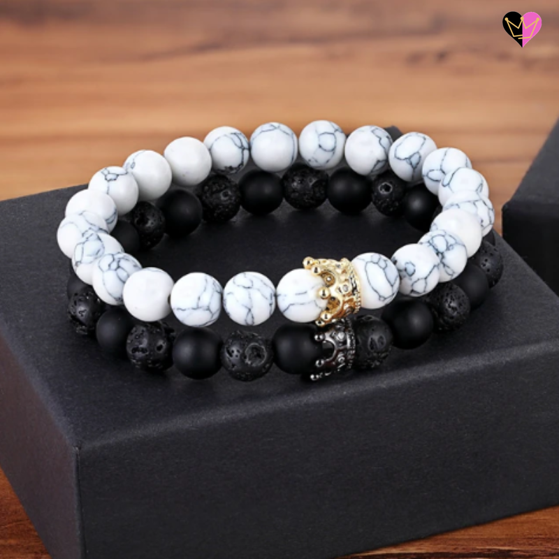 Bracelet unisexe perles pierres onyx, lave et howlite noire et blanche avec couronnes or et noire