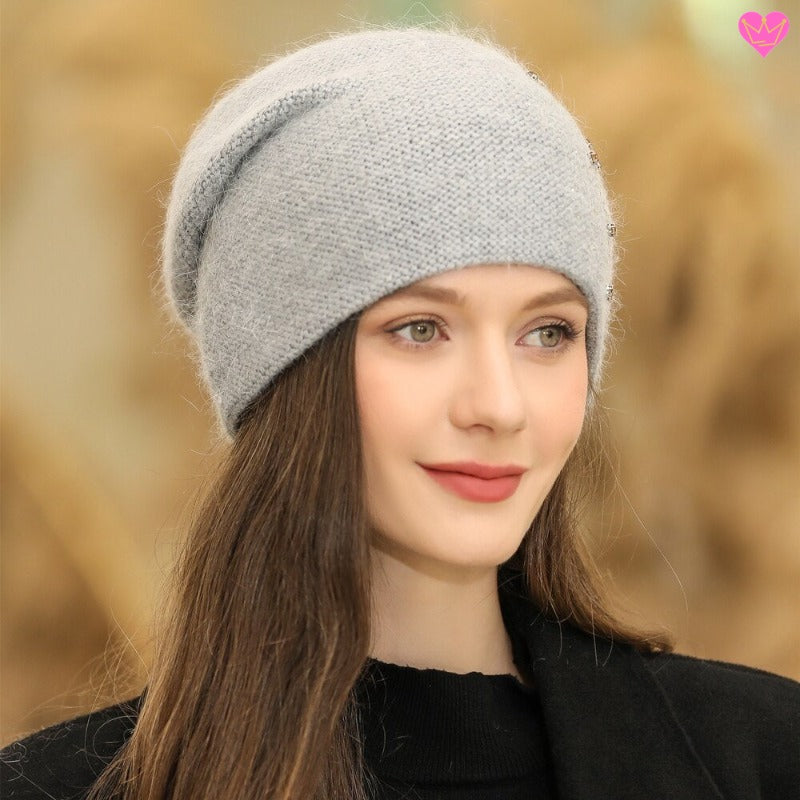 https://akrochic.com/cdn/shop/products/bonnet-laine-elegant-chic-qualite-tricote-laine-poil-lapin-acrylique-ne-gratte-pas_1445x.jpg?v=1673009890