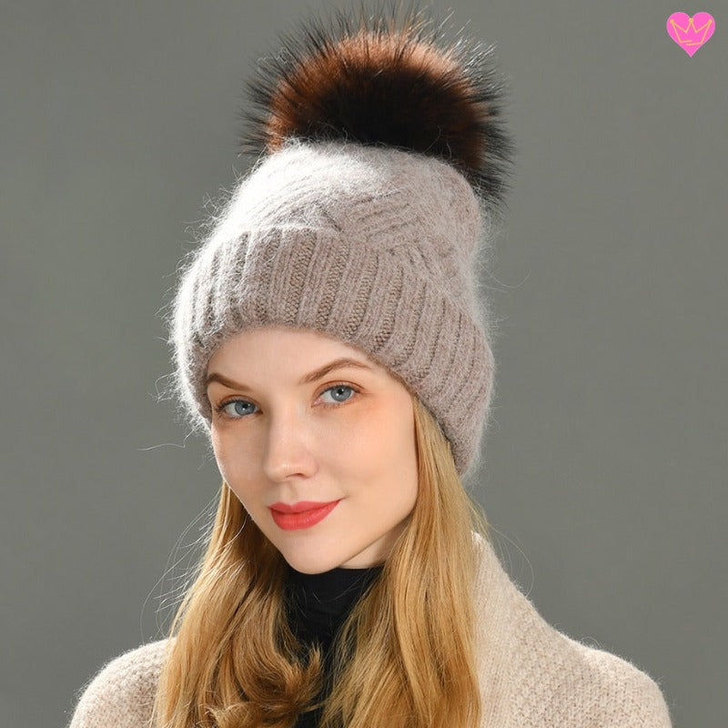 Bonnet avec bandes tresses croisées en laine de poils de lapin Angora et acrylique - pompon majestueux en simili fourrure pour femme